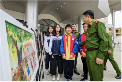 Thiếu tướng Nguyễn Hồng Ky, Phó Giám đốc Công an TP. Hà Nội trò chuyện cùng các em học sinh - Ảnh: VGP/HA