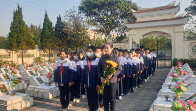 Thầy và trò trường THCS Kiến Hưng thắp hương tưởng niệm các anh hùng liệt sĩ