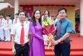 Bà Nguyễn Thị Bạch Loan lên nhận bó hoa tươi thắm từ khách mời