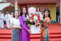 Bà Nguyễn Thị Bạch Loan lên nhận bó hoa tươi thắm từ cựu học sinh trường THCS Kiến Hưng