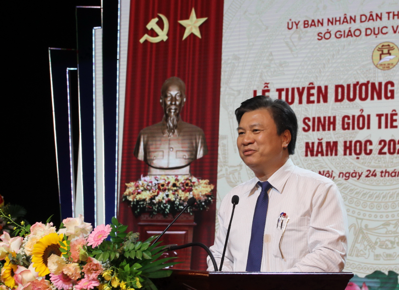 Thứ trưởng Bộ GD&ĐT Nguyễn Hữu Độ phát biểu tại buổi lễ.