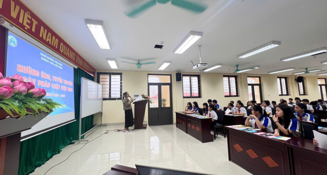 TRƯỜNG THCS KIẾN HƯNG TỔ CHỨC HOẠT ĐỘNG TUYÊN TRUYỀN NGÀY PHÁP LUẬT VIỆT NAM