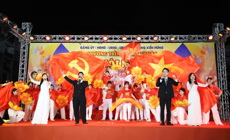 Thầy và trò Trường THCS Kiến Hưng tham gia văn nghệ “Ngày Hội Non Sông”